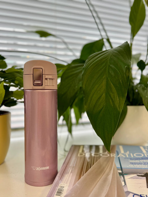Zojirushi Mug SM-KHE Pink on the table